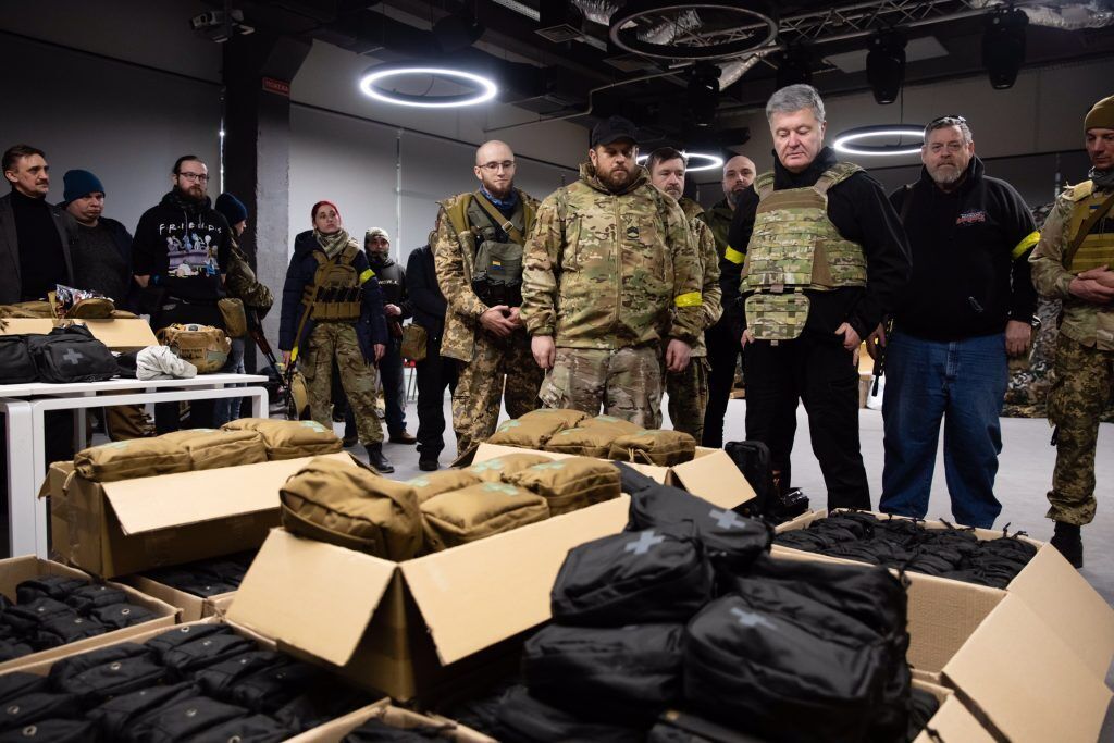Бойцы 206-го батальона теробороны получили от Порошенко военное снаряжение и авто