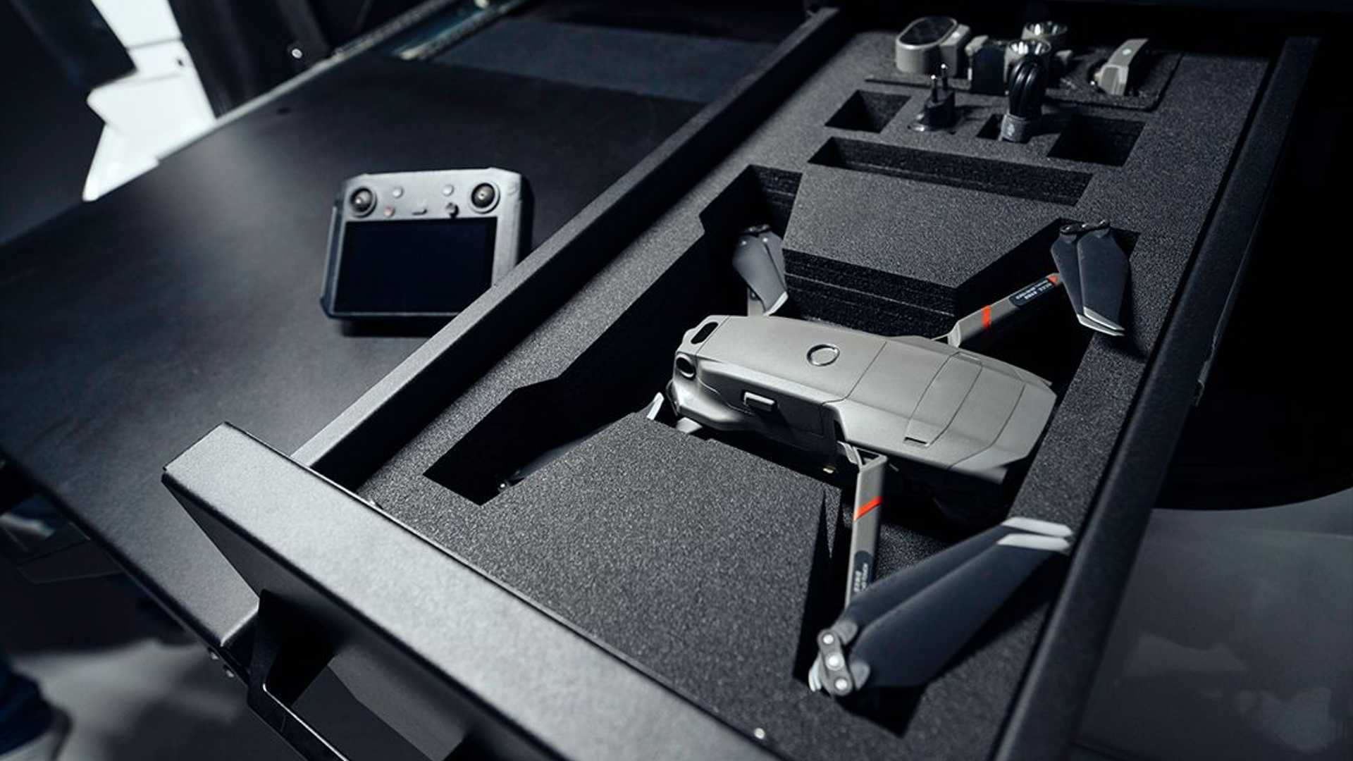 У комплект обладнання позашляховика входить навіть дрон