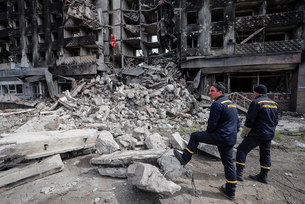 Зруйновані будівлі та черги по воду: журналісти показали фото з розбомбленого окупантами Маріуполя