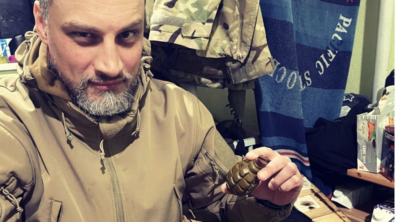 Белорус Павел Кулажанка с оружием в руках защищает Украину