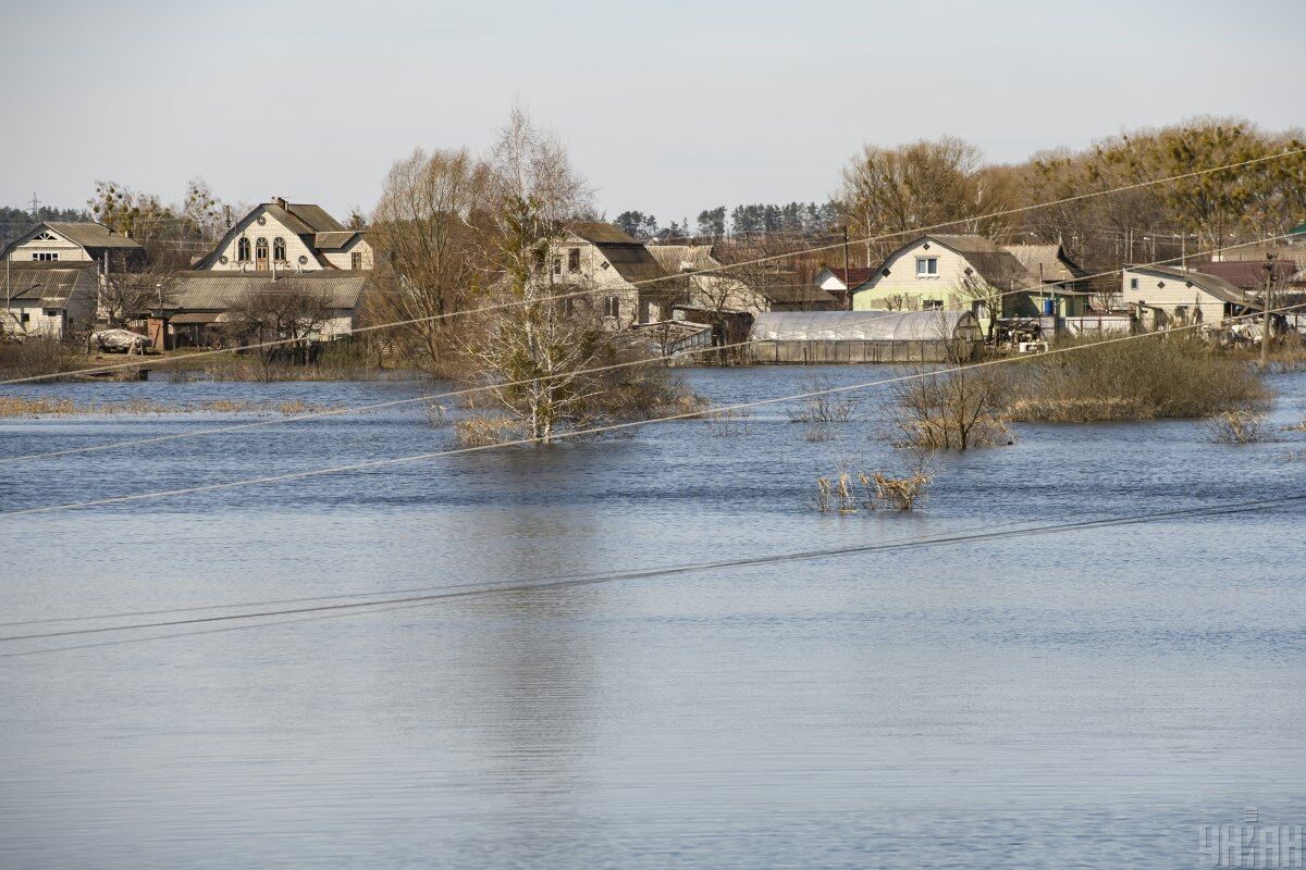 Селище заливає водою з Київського водосховища.