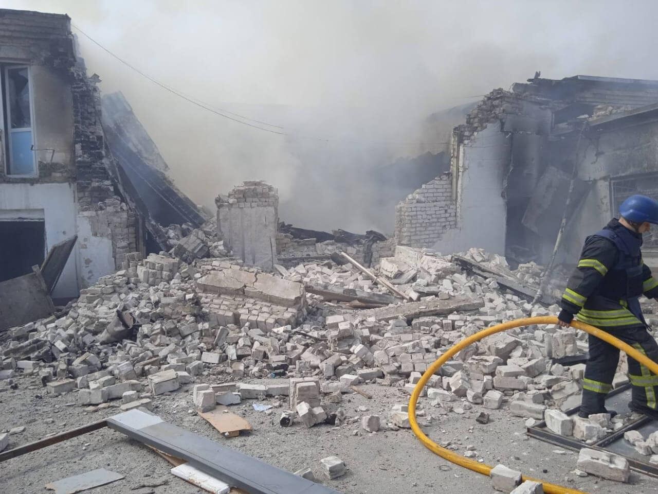 Оккупанты разрушили гуманитарный центр в Северодонецке: в здание попали восемь снарядов. Фото