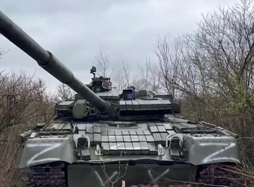 Командирский Т-80 россиян.