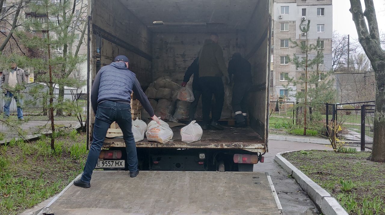 Сьогодні у терцентрі вивантажили перші 157 наборів, які сплатили люди