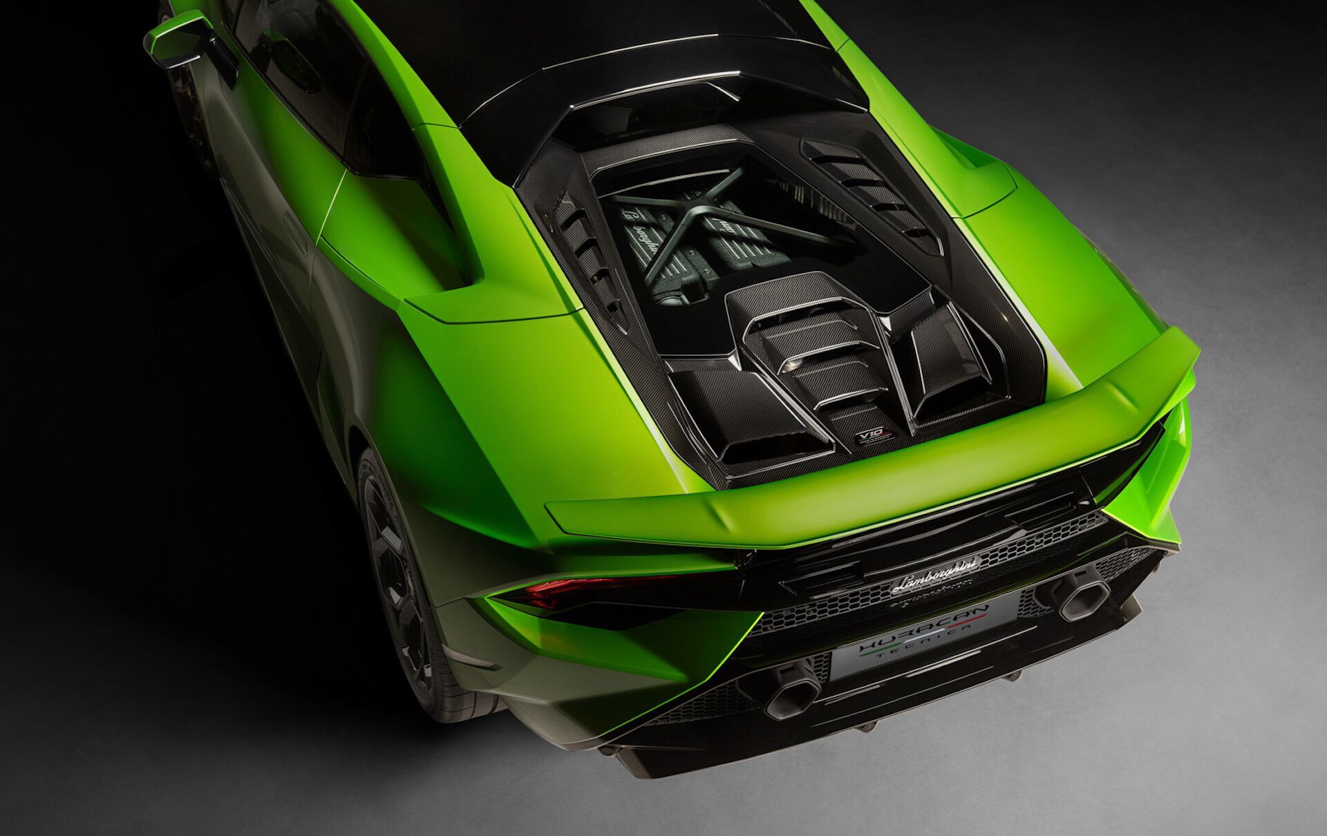Задній спойлер виглядає скромно у порівнянні з версією STO, але в компанії Lamborghini стверджують, що він забезпечує на 35% кращу притискну силу в задній частині кузова