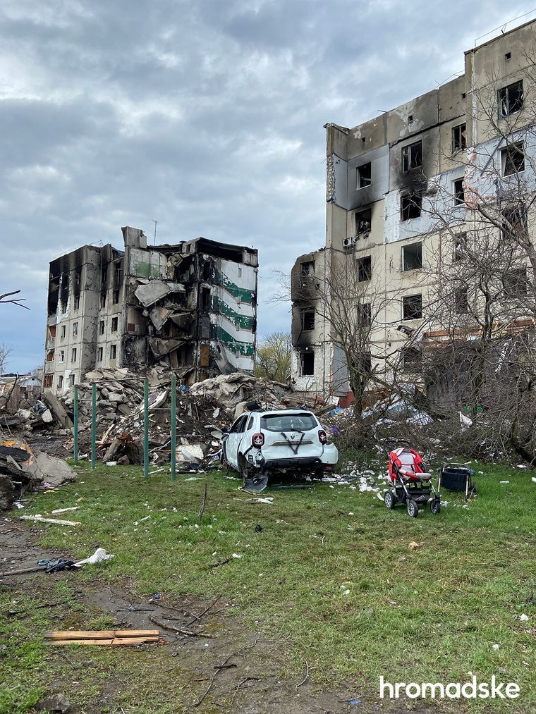 У Бородянці рятувальники продовжують розбирати завали: поруч чекають люди, які шукають своїх рідних