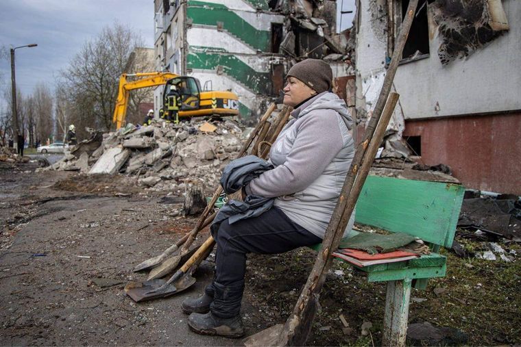 В Бородянке спасатели продолжают разбирать завалы: рядом ждут люди, которые ищут своих родных