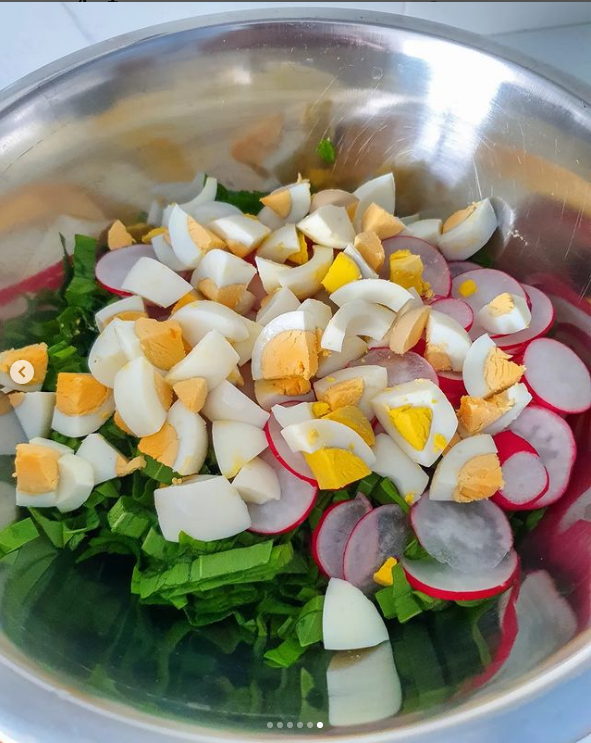 Нарізані інгредієнти для салату