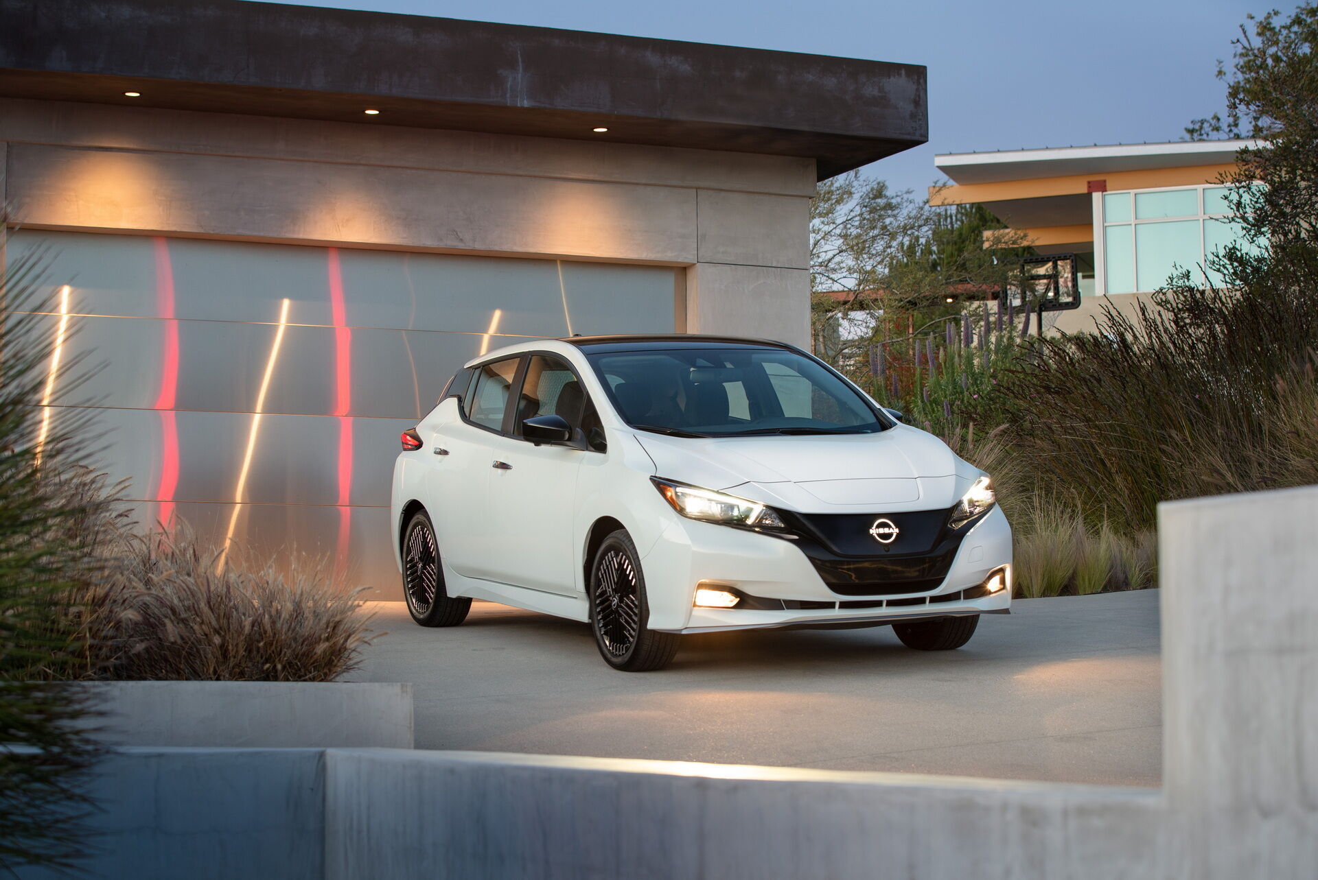 Японская компания Nissan представит на автошоу в Нью-Йорке обновленный электромобиль Leaf