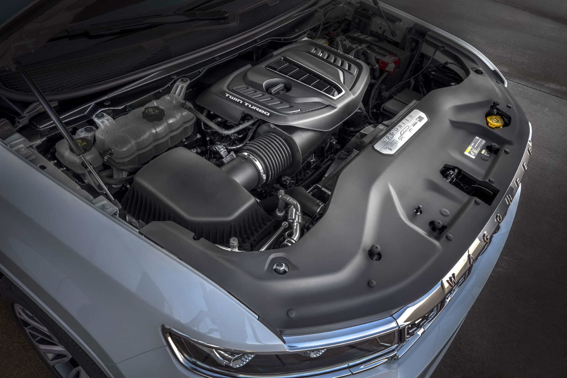 Автомобіль оснащений 3-літровим рядним двигуном Hurricane з двома турбінами