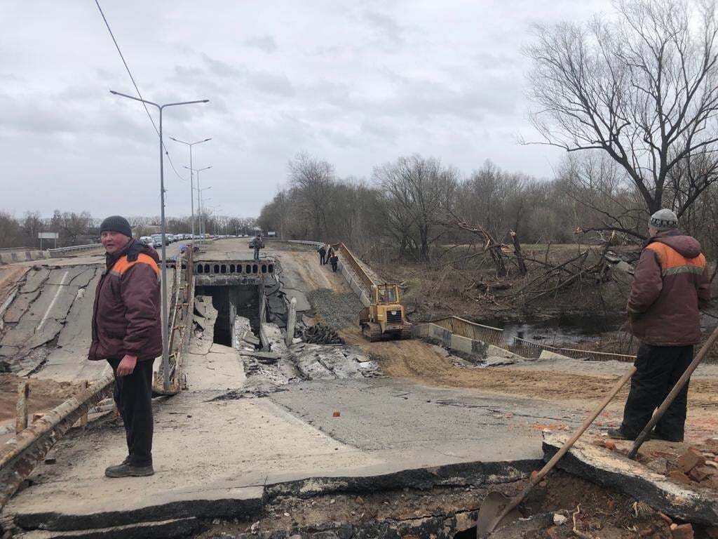 У звільнених Київській та Чернігівській областях ремонтуються дороги та мости