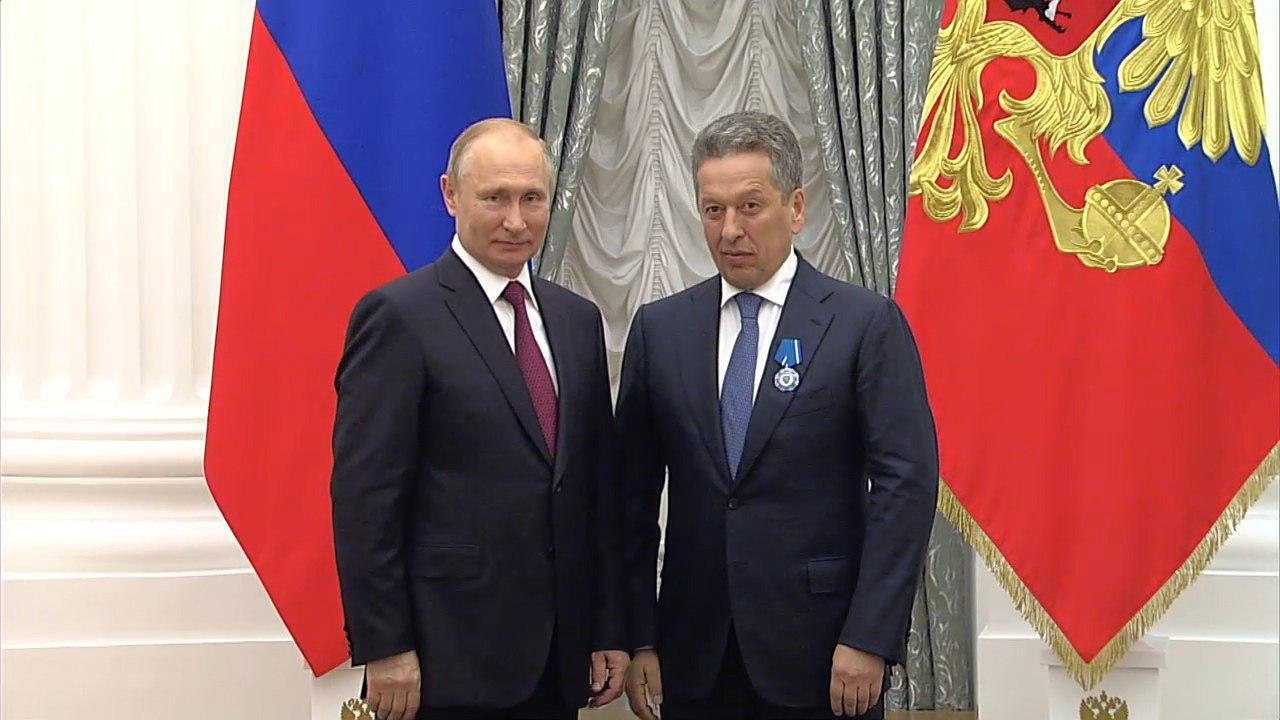 А ось Путін нагороджує "Ордєном почьота" генерального директора "Татнєфті" Наіля Маганова
