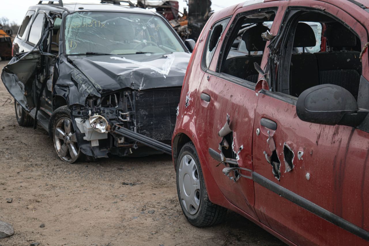 У Бучі "цвинтар авто" став доказом злочинів окупантів: на розстріляних машинах напис "Діти". Фото