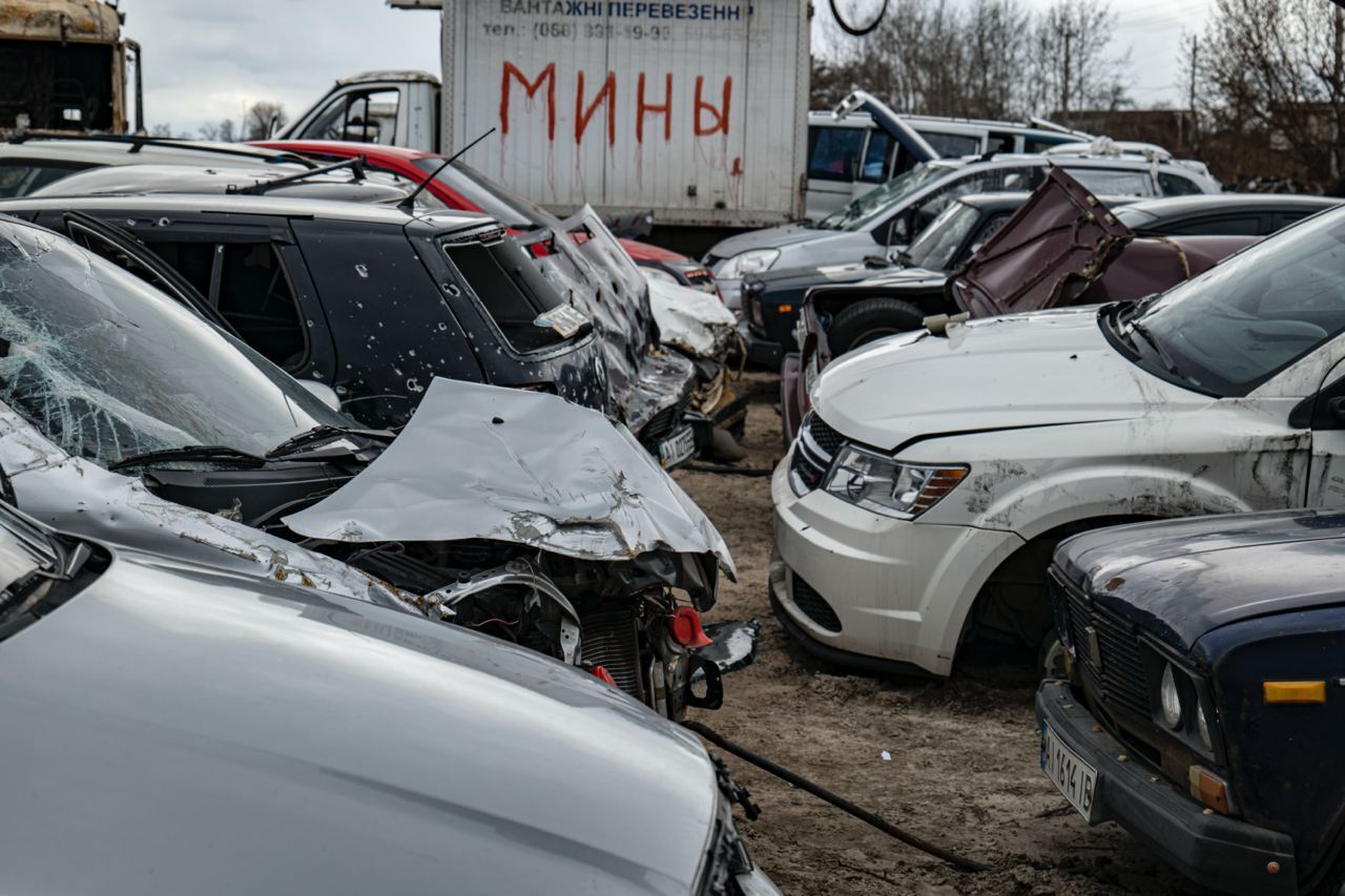 У Бучі "цвинтар авто" став доказом злочинів окупантів: на розстріляних машинах напис "Діти". Фото