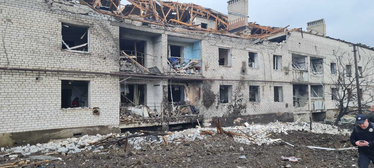 Окупанти завдали ракетного удару по селищу на Донеччині: постраждали семеро людей. Фото