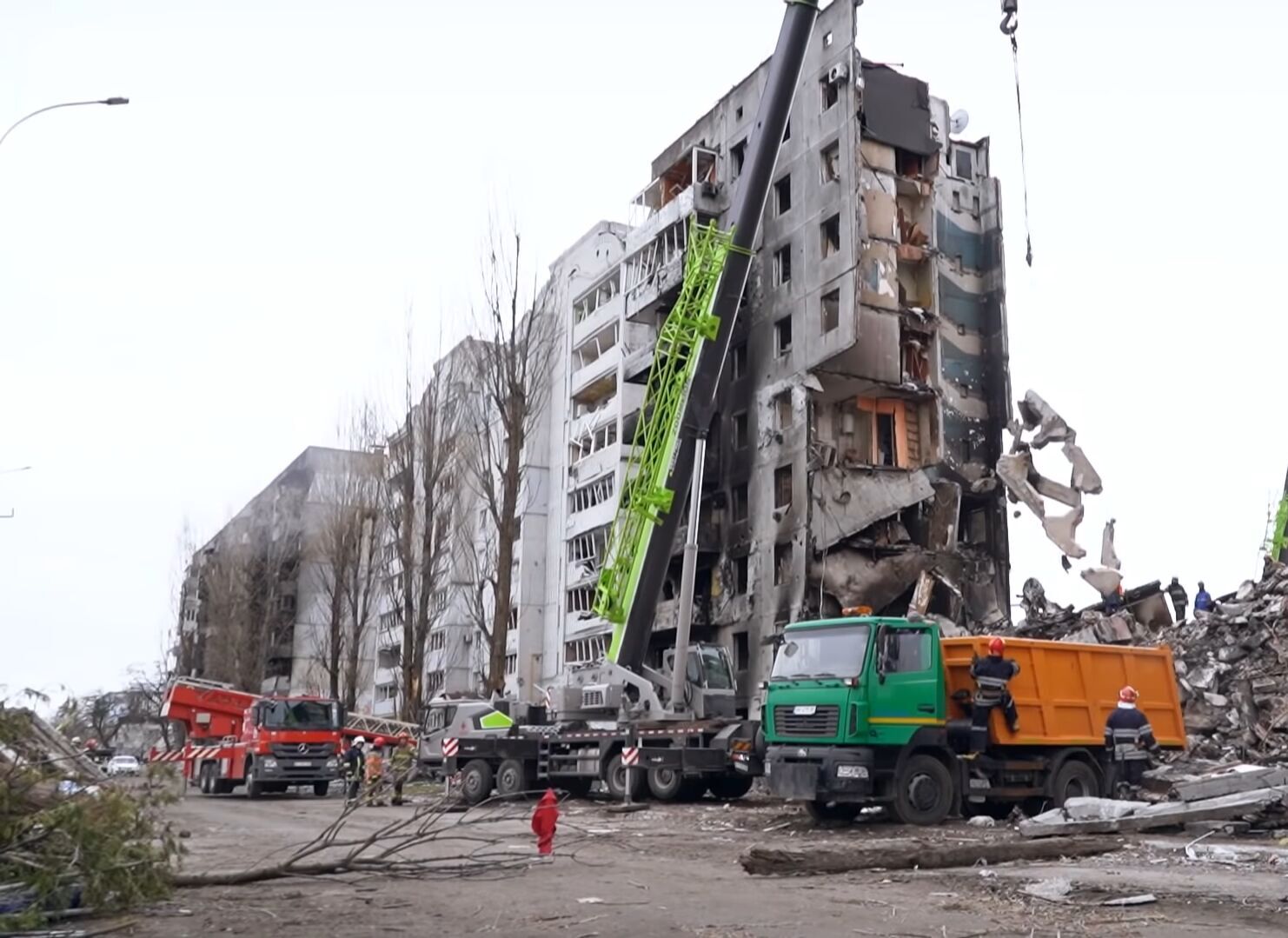 Через обстріл людей не могли витягнути з-під завалів.