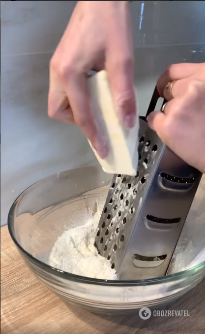 Натирание масла в тесто