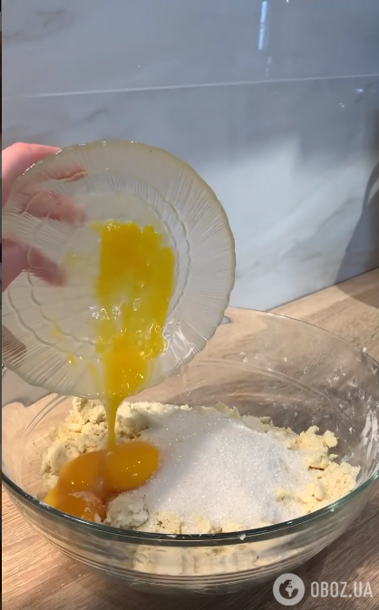 Добавление желтков в тесто