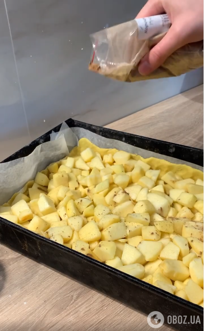Выкладывание яблок на тесто