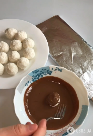 Обваливание кокосовых конфет в шоколаде