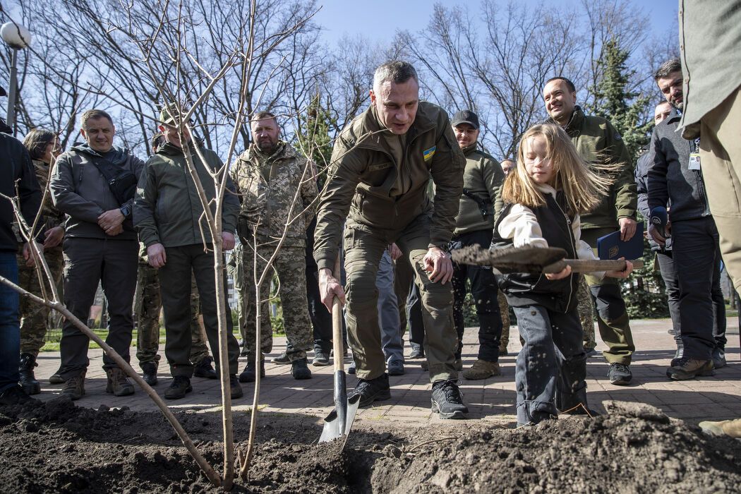 Кличко подписал проект решения о переименовании сквера дружбы между Киевом и Москвой в Сквер Героев Мариуполя