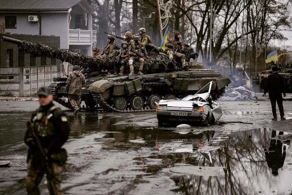 "Жизнь должна победить, и мы победим": Зеленский показал кадры Украины во время войны