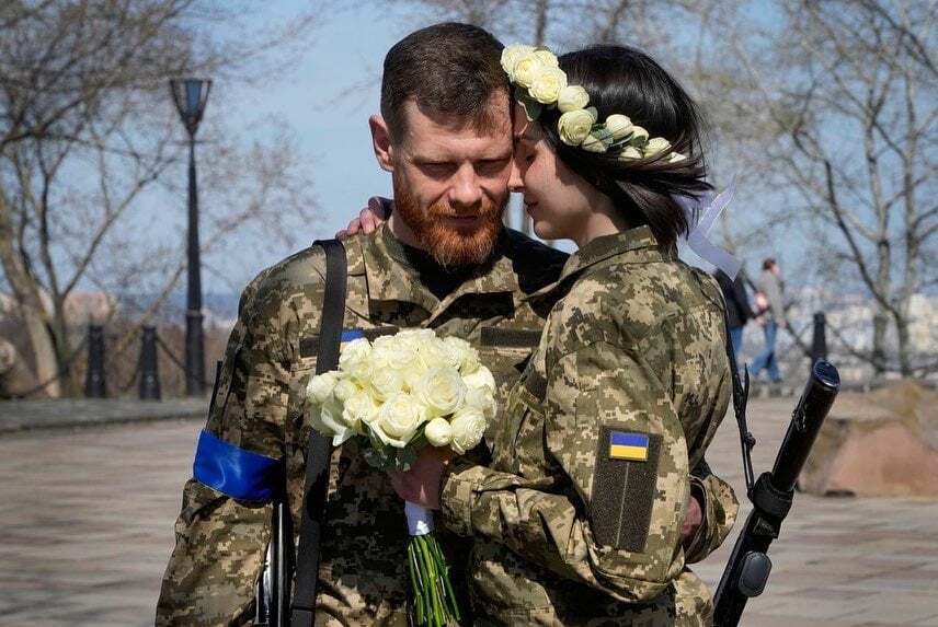"Жизнь должна победить, и мы победим": Зеленский показал кадры Украины во время войны