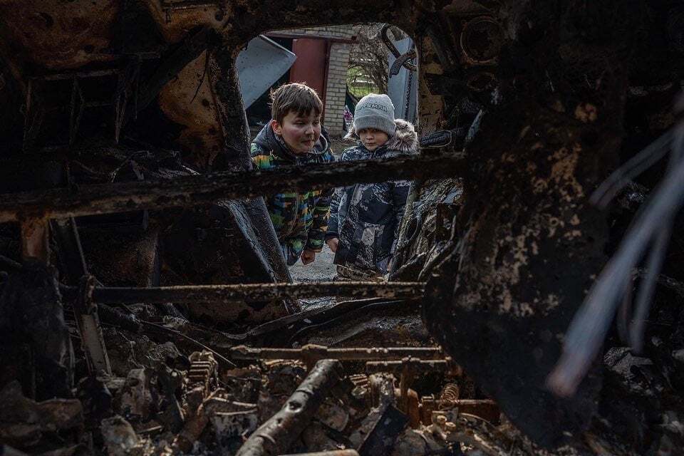 Дети разглядывают сожженную вражескую технику