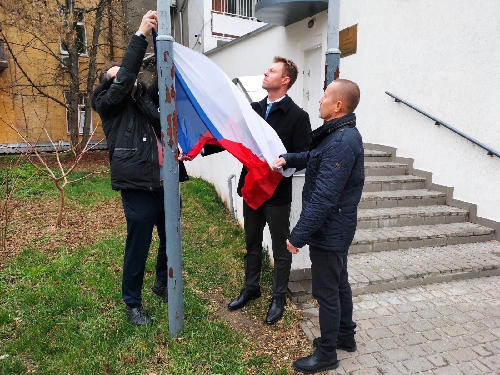 Чешские дипломаты поднимают флаг в Киеве