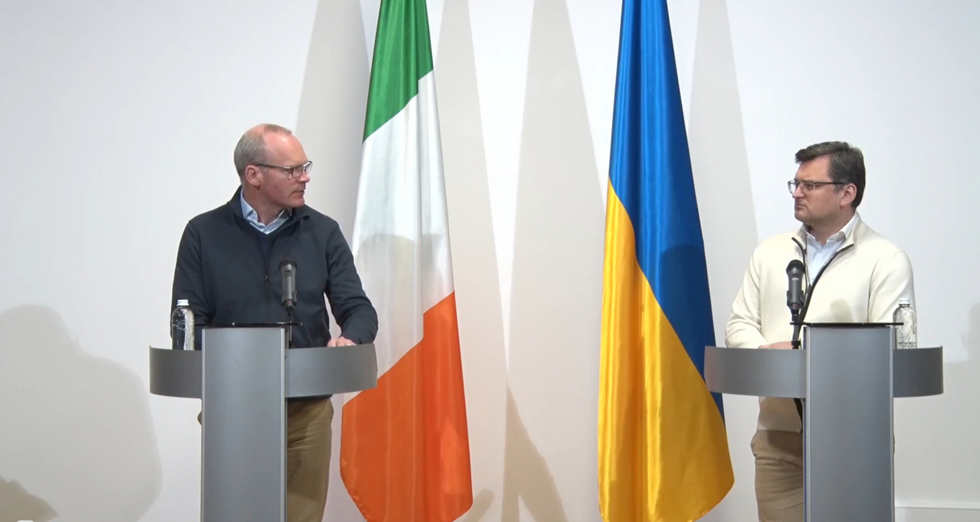 Глава МИД Ирландии прибыл с визитом в Киев и заявил о поддержке Украины: мы не можем оставаться нейтральными