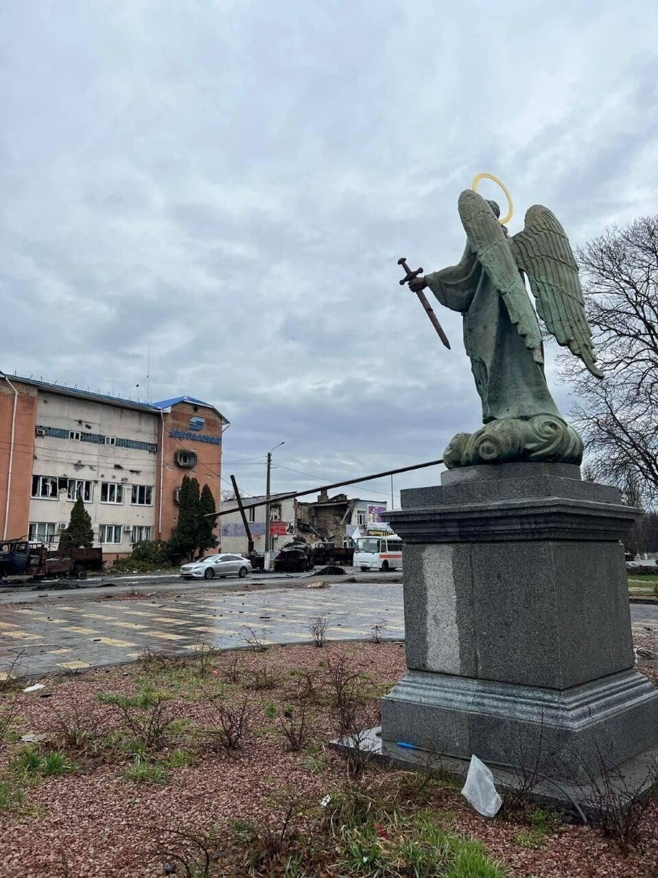 В Бородянке оккупанты обстреляли памятник архангелу Михаилу: крест упал, но в руке остался меч. Фото