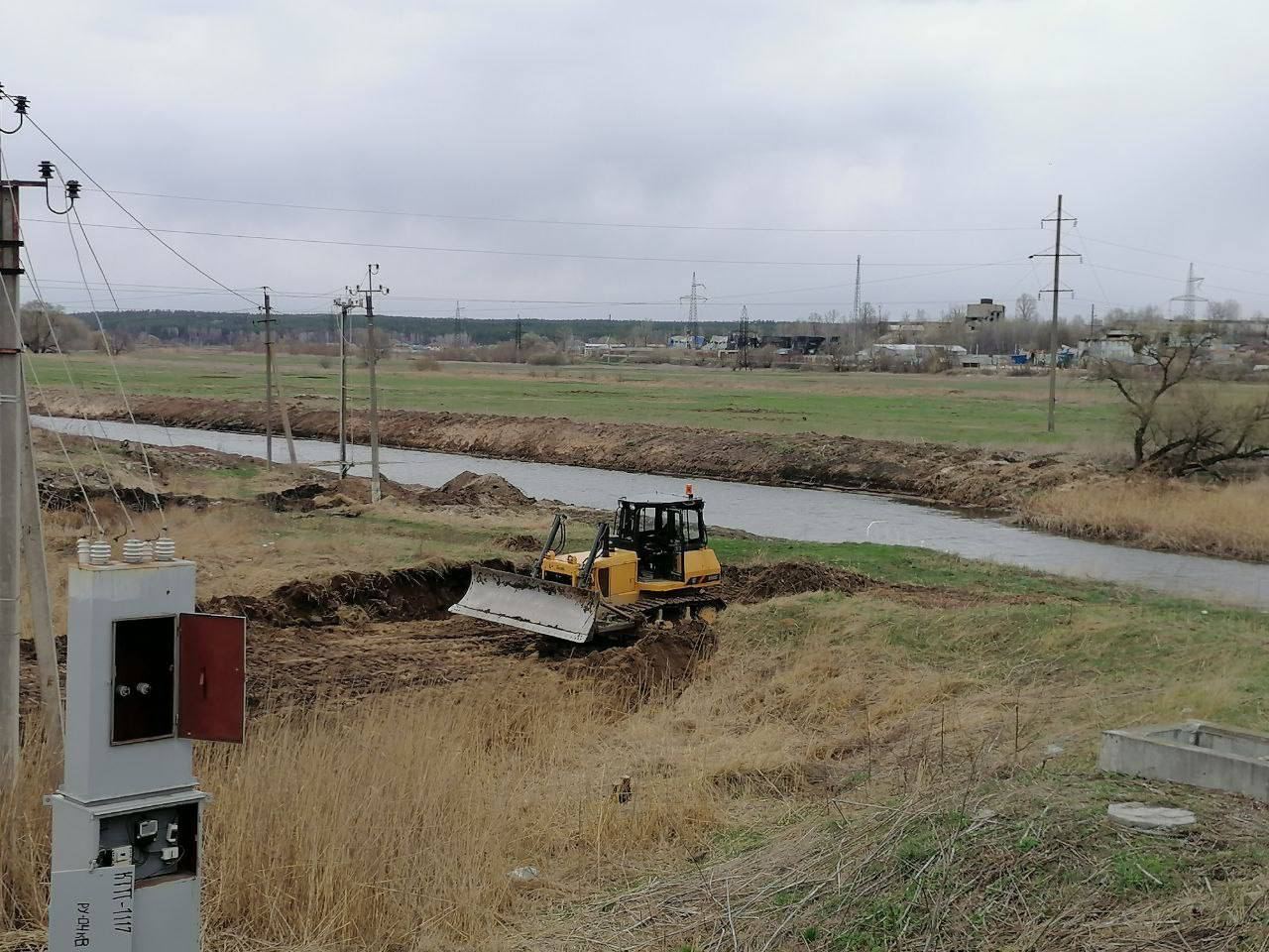 В Гостомеле начали строительство временного моста. Фото