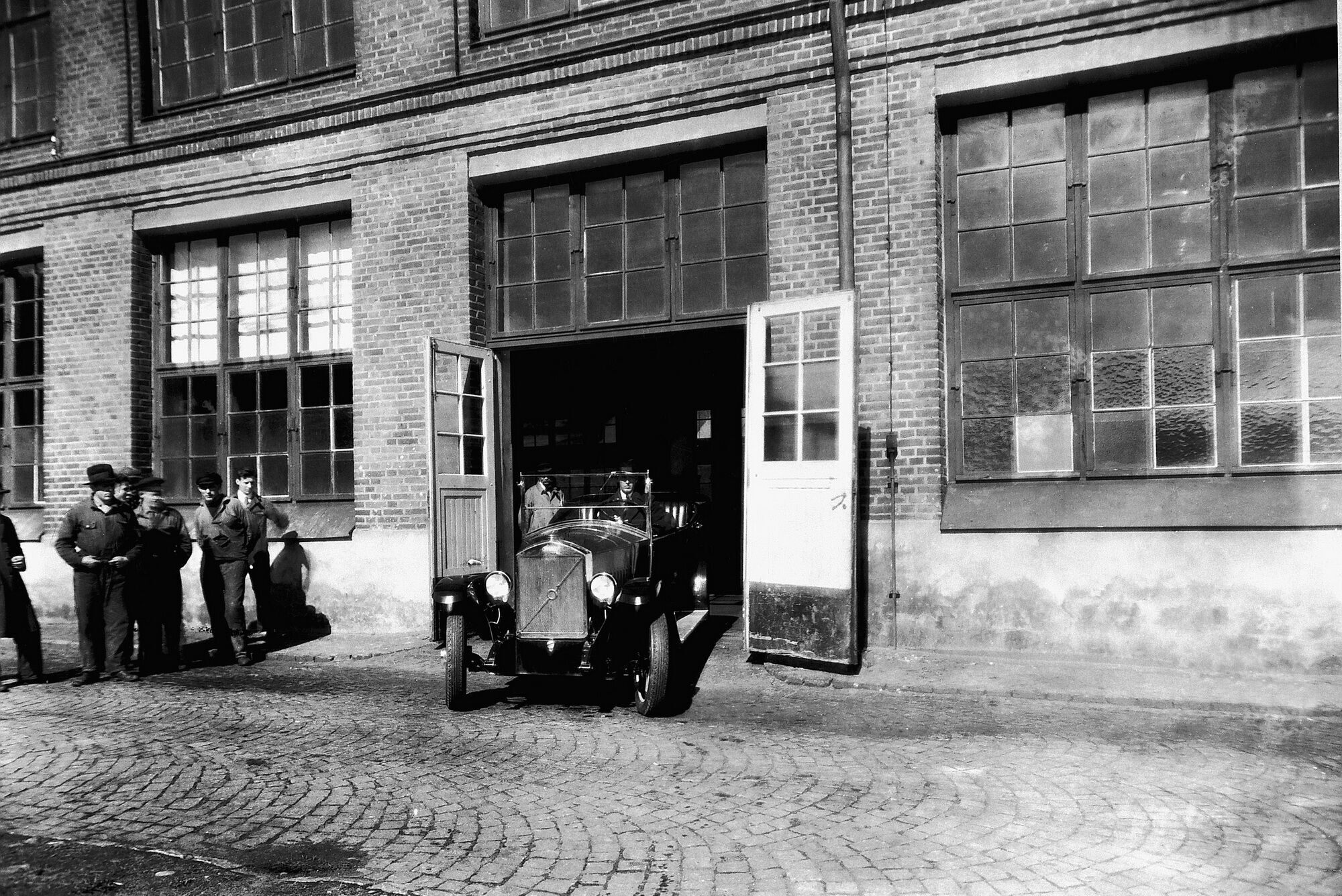Перші серійні автомобілі Volvo виїхали із заводу в Лундбі 14 квітня 1927 року