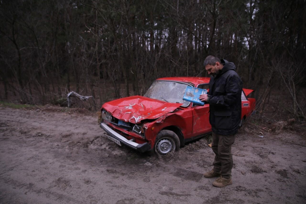 На Київщині знайшли обстріляну автівку.