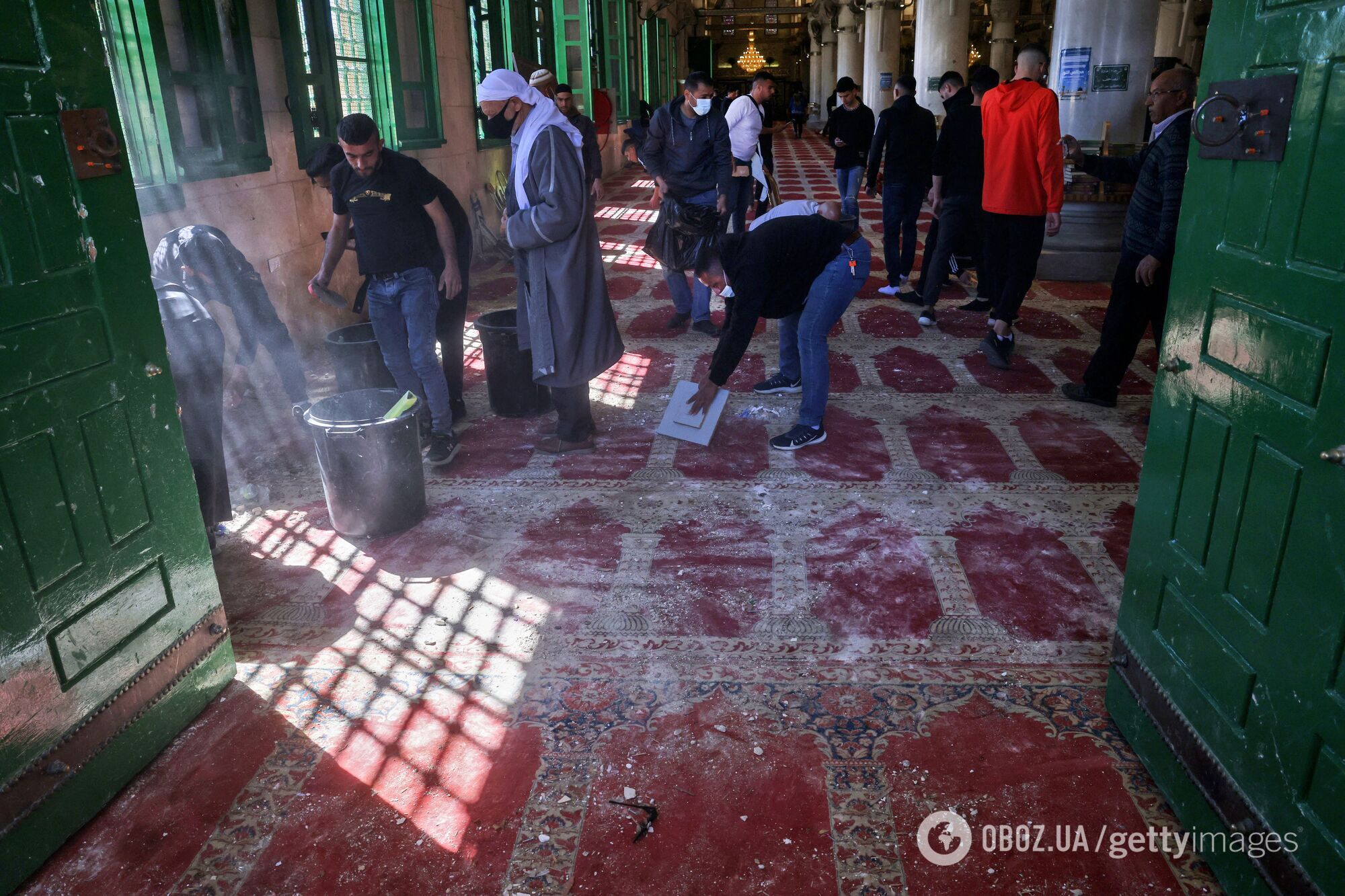 Последствия погрома в мечети Аль-Акса.