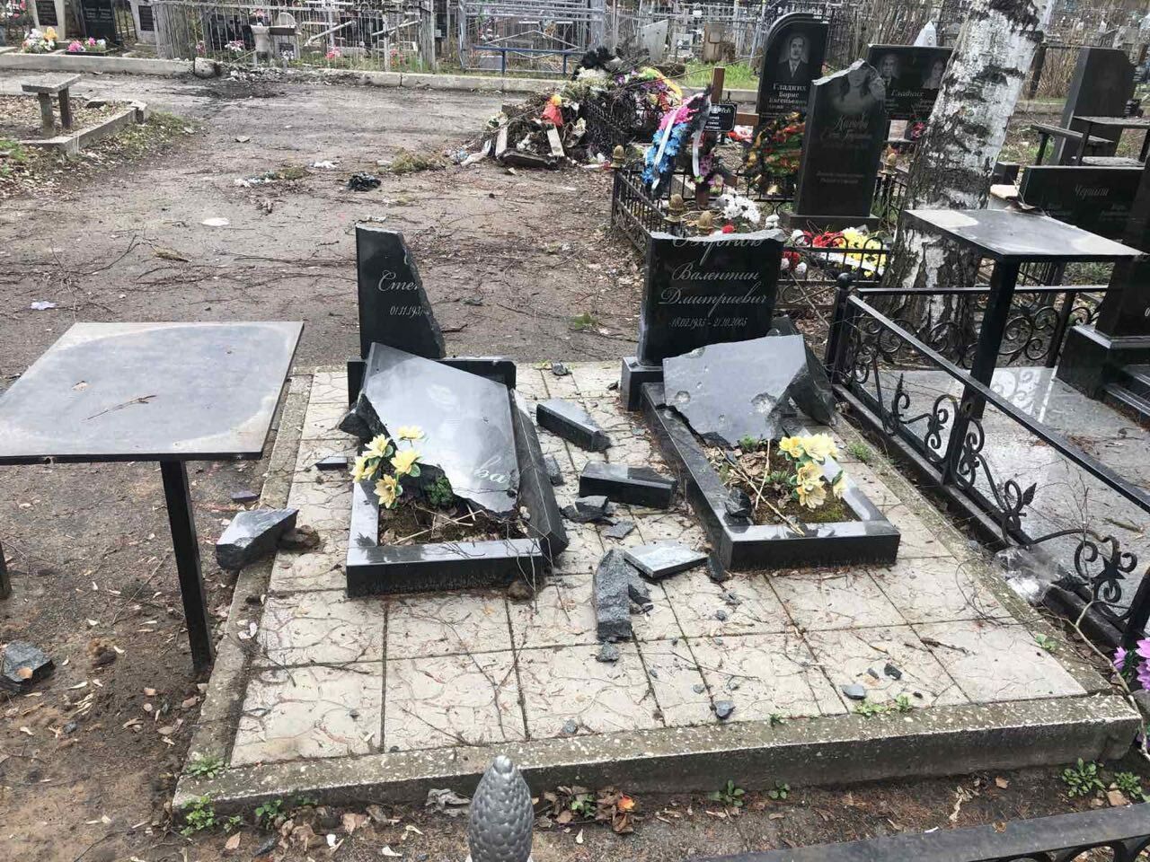 Российские оккупанты продолжают уничтожать украинские памятники