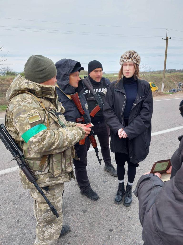 На Одещині спіймали чоловіка у жіночому одязі, який намагався втекти до Молдови. Фото і відео