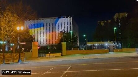 В США провели акцию в поддержку Украины: здание посольства РФ стало желто-голубым. Фото