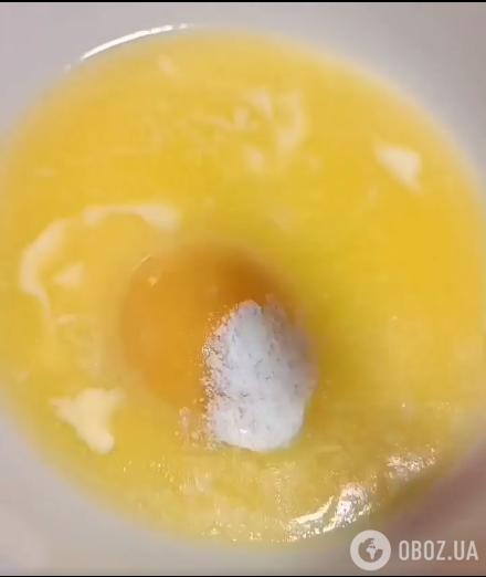 Збивання яйця для сиру