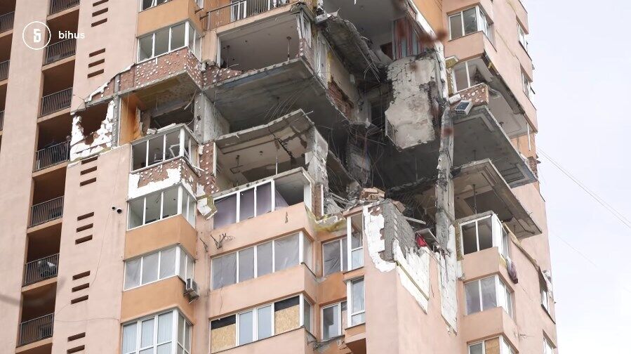 В столичном доме, в который попала ракета оккупантов, мать Козака имеет две квартиры.