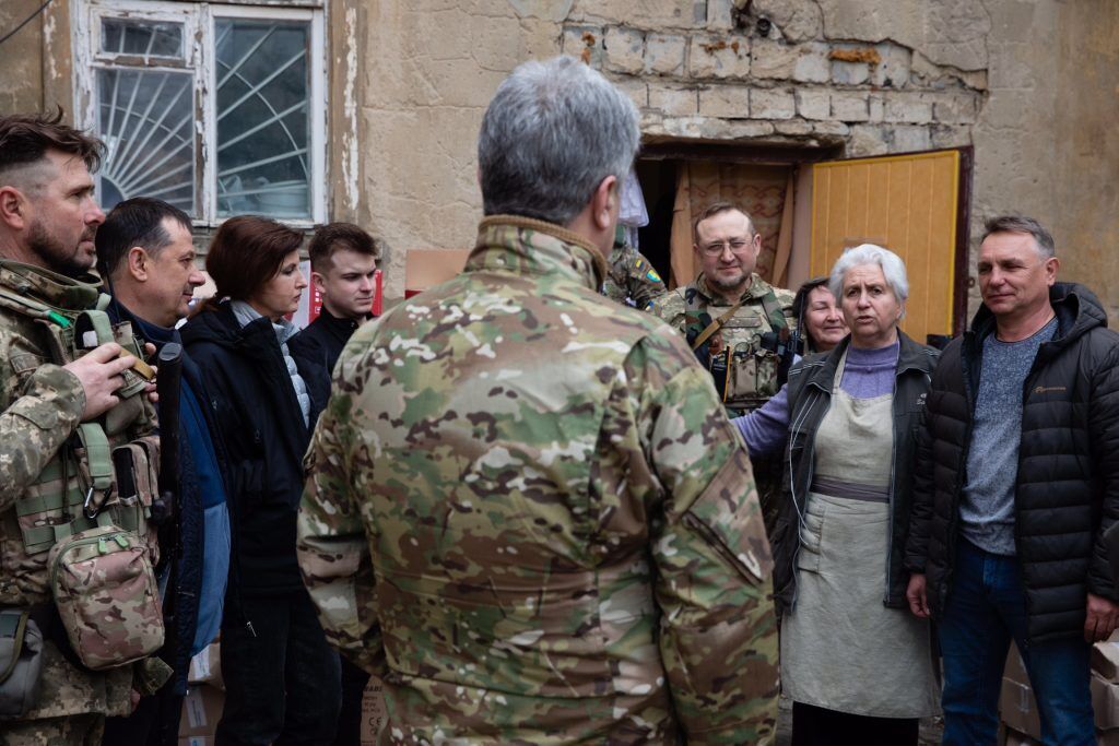 Бронежилеты, шлемы, машины и секретные "штучки": Порошенко привез помощь защитникам Краматорска