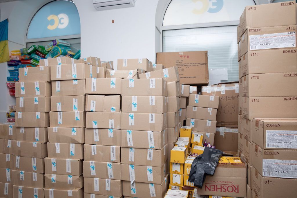 В волонтерский центр в Днепре привезли несколько машин гуманитарного груза, – Порошенко