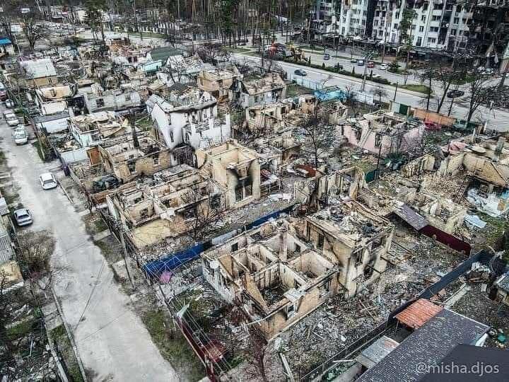 Большинство зданий в городе повреждены.