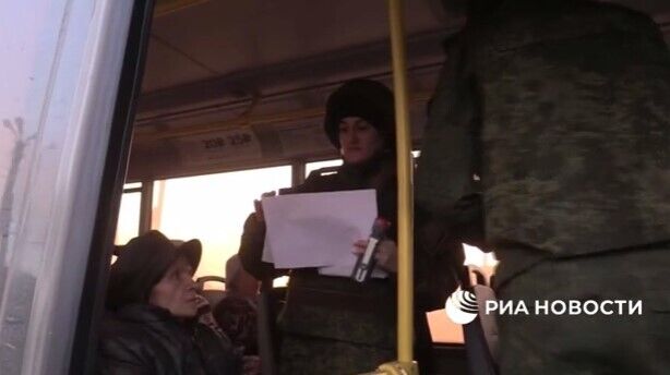 "Беженцев" сопровождают российские военные