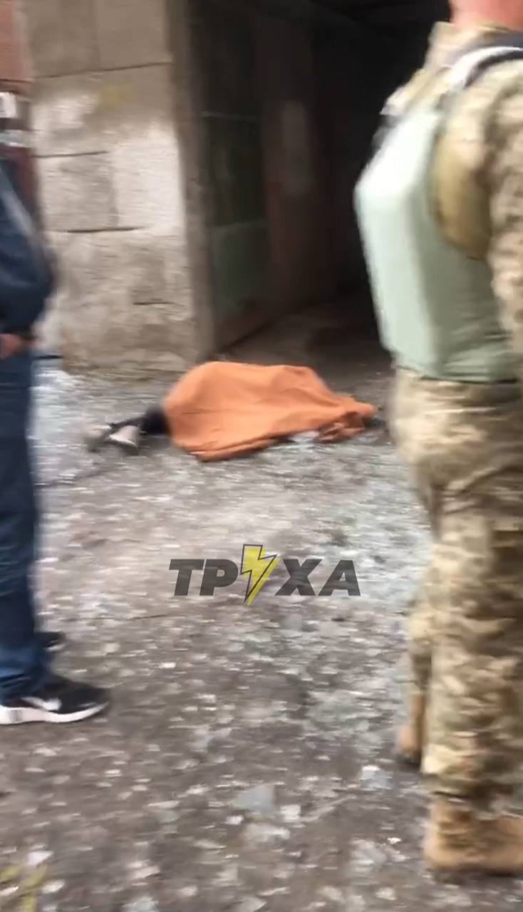Одна из жертв путинской армии, обстрелявшей центр Харькова днем 17 апреля