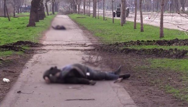 Убитые оккупантами мариупольцы лежат среди улицы