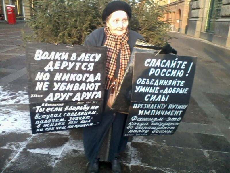 Художница создает плакаты против власти Путина в России.