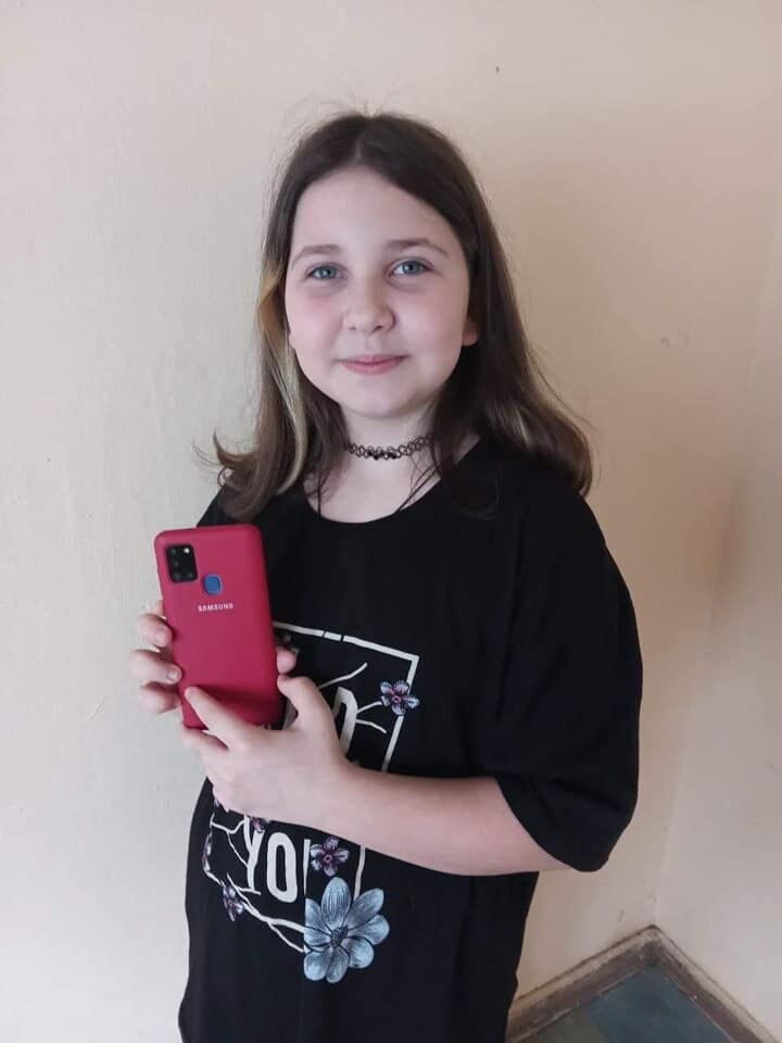 10-річна Іванка зі своїм телефоном