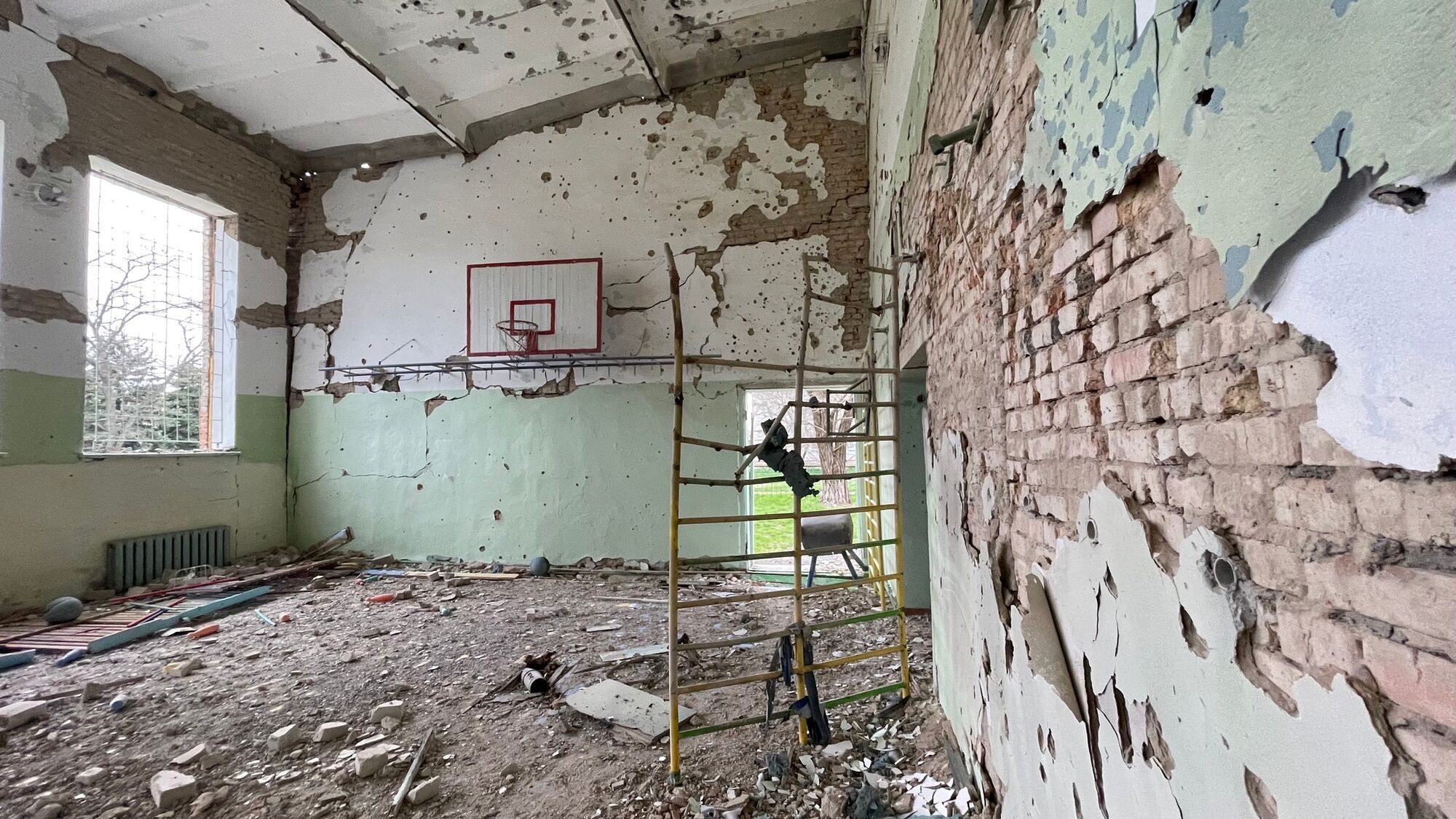 Российские оккупанты "уничтожили базу НАТО" в сельской школе в Украине