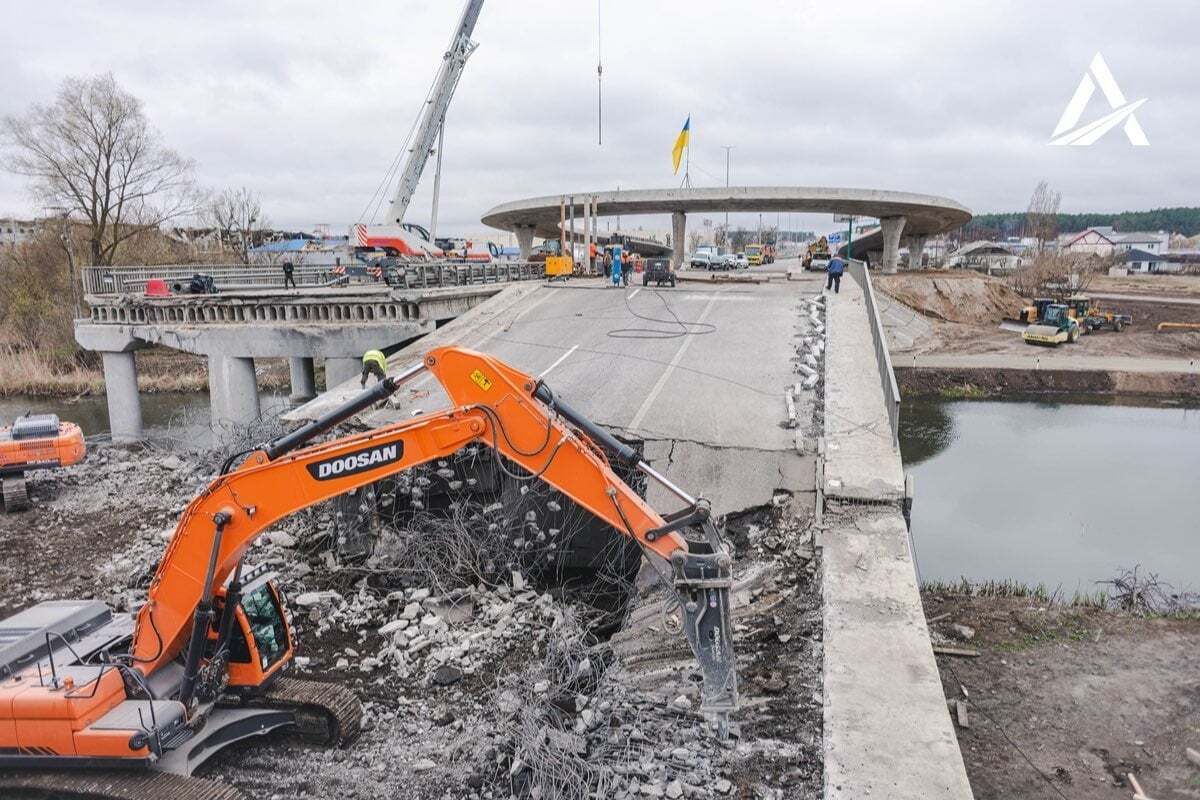 Ведуться роботи з будівництва нового мосту.